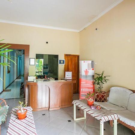 Reddoorz Syariah @ Sakinah Guesthouse Sragen Exterior photo