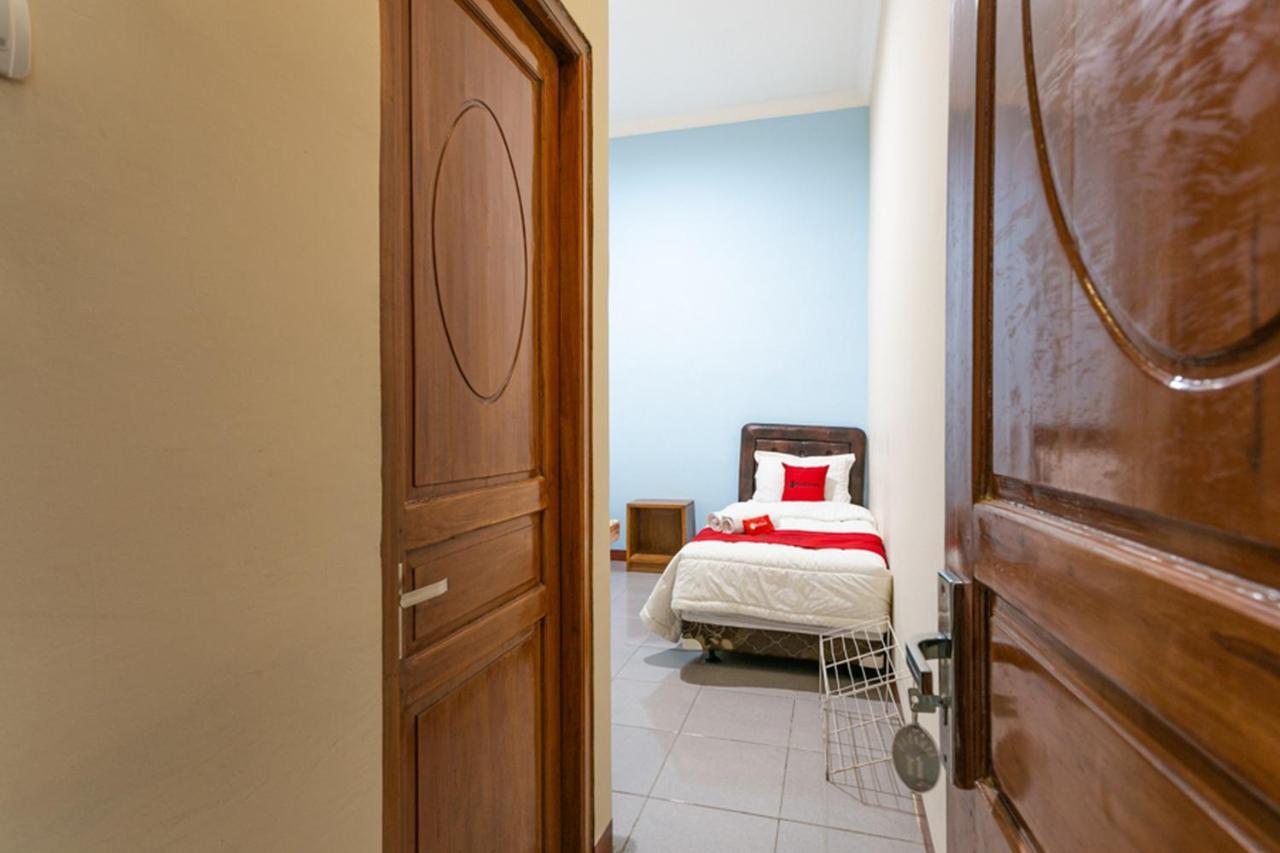Reddoorz Syariah @ Sakinah Guesthouse Sragen Exterior photo